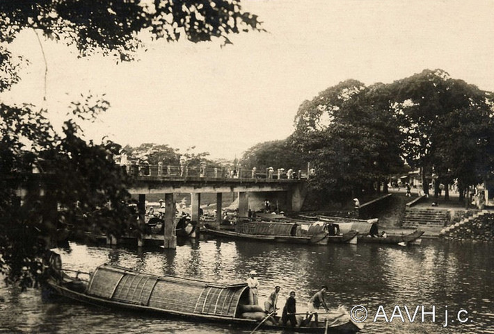 Cầu Gia Hội trên kênh Đông Ba, 1930.