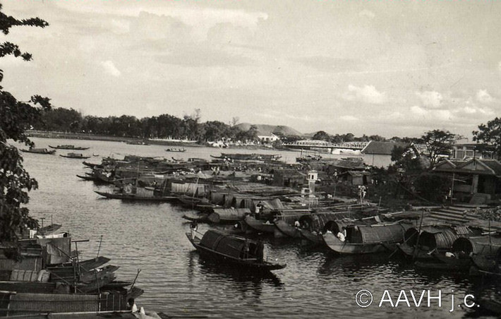 Xóm vạn đò trên kênh Đông Ba, 1931.