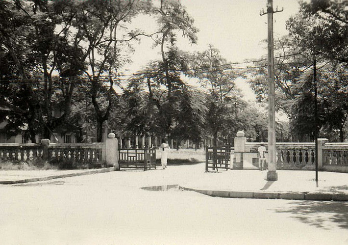 Cổng trường Trung học Đồng Khánh năm 1950, nay là trường Hai Bà Trưng. Hình ảnh nằm trong loạt ảnh về Huế thời thuộc địa do trang mạng Hiệp hội bằng hữu Huế xưa của Pháp (Aavh.org) đăng tải.