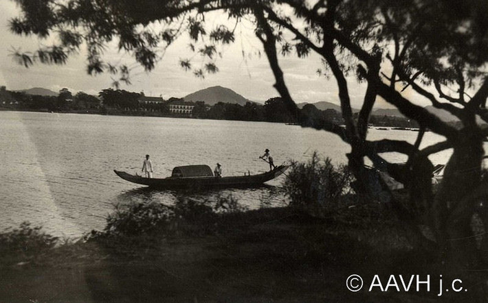 Sông Hương và núi Ngự ở phía xa, 1950.