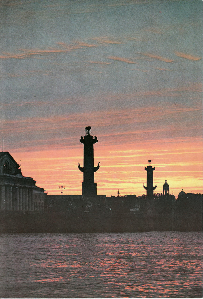 Mũi đất Vasilyevsky trong hoàng hôn.