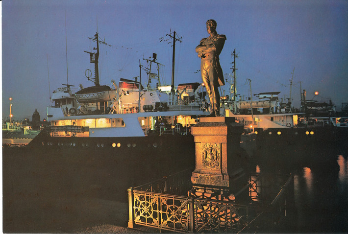 Tượng đài nhà hàng hải I. Kruzenshtern, dựng năm 1873 trên bờ kè Đại úy Schimidt.