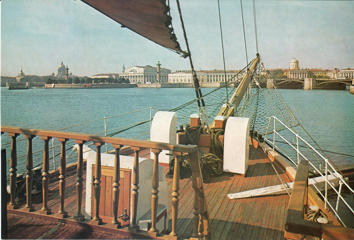 Toàn cảnh mũi đất của đảo Vasilyevsky, Leningrad thập niên 1980 nhìn từ một du thuyền. Các công trình trên mũi đất được xây dựng đầu thế kỷ 19.