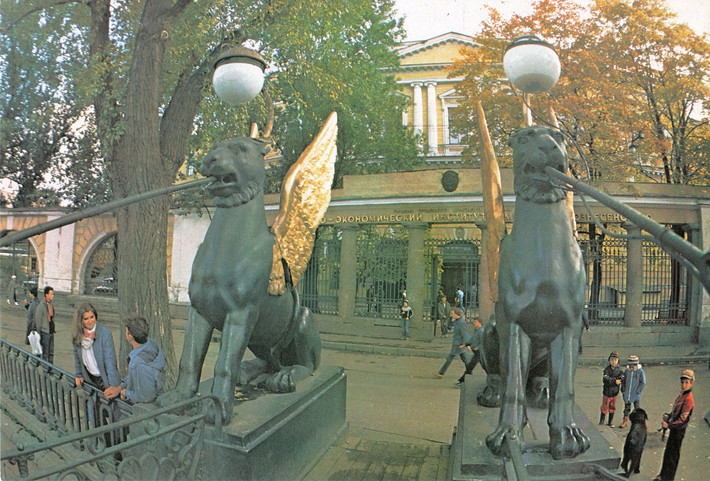 Hai bức tượng ở đầu cầu Bank, bắc qua kênh Griboyedov, xây dựng năm 1783 - 1790.
