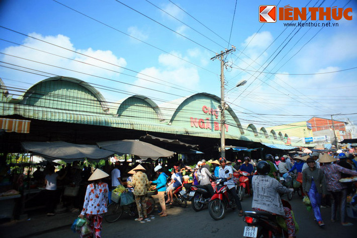 Chợ Ngã Bảy (thị xã Ngã Bảy, tỉnh Hậu Giang) là một khu chợ miền Tây điển hình như vậy. Nằm ở trung tâm của một vùng đất nơi 7 nhánh sông hội tụ, khu chợ này mang những sắc thái rất đặc thù của nền văn hóa vùng đồng bằng sông Cửu Long.