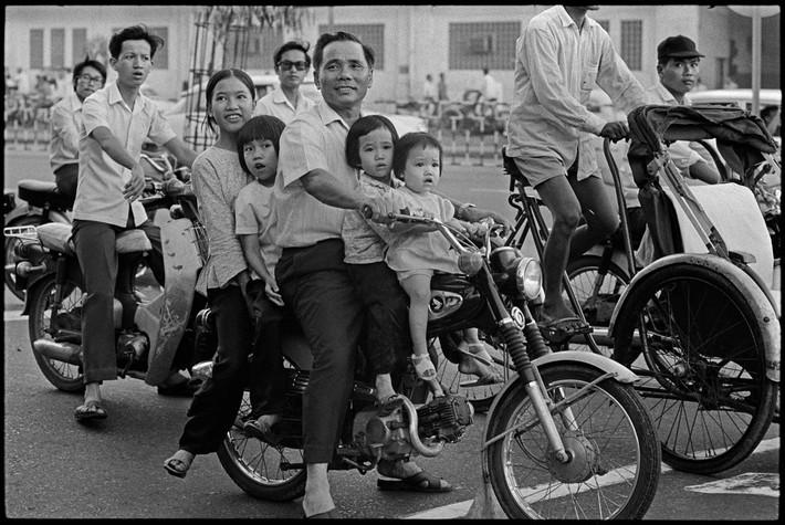 Quý ông và đàn con trên chiếc Honda 67. Hình ảnh nằm trong loạt ảnh Sài Gòn năm 1972 do phóng viên A. Abbas thuộc tổ chức nhiếp ảnh quốc tế Magnum Photos thực hiện.