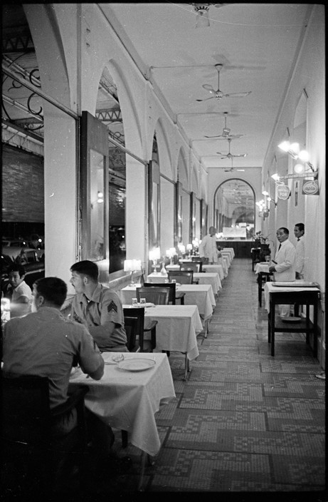 Hai sĩ quan Mỹ ăn tối trong nhà hàng của khách sạn Continental. Ảnh: Magnumphotos.com.
