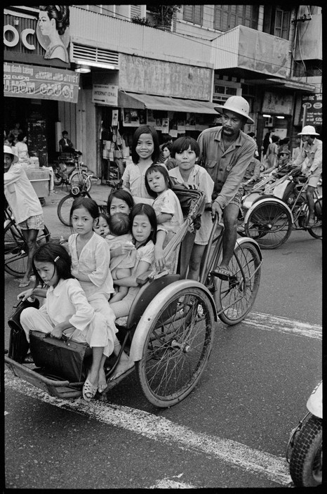 Chiếc siêu xích lô chở 9 em bé. Ảnh: Magnumphotos.com.