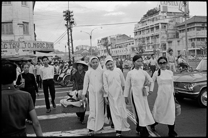 Ngã ba Phan Bội Châu - Lê Lợi. Ảnh: Magnumphotos.com.