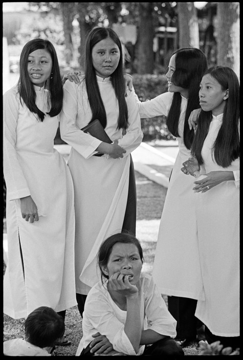 Thiếu nữ áo dài Sài Gòn. Ảnh: Magnumphotos.com.