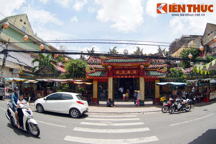 Tọa lạc tại số 12 đường Lão Tử, quận 5, TP HCM, hội quán Ôn Lăng là một công trình tâm linh có lịch sử lâu đời của người Việt gốc Hoa vùng đất Chợ Lớn.