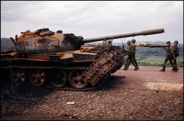 Xác xe tăng T-54 ở An Lộc.