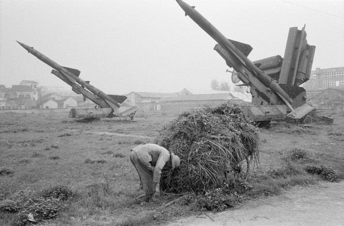 Những giàn tên lửa SAM-2 trong Công viên Lê-nin, 11/3/1990. Hình ảnh nằm trong loạt ảnh Hà Nội năm 1990 do phóng viên John Vink thuộc tổ chức nhiếp ảnh quốc tế Magnum Photos thực hiện.