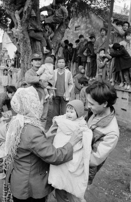 Hội đền Đồng Nhân ở Hà Nội, 2/3/1990. Ảnh: Magnumphotos.com