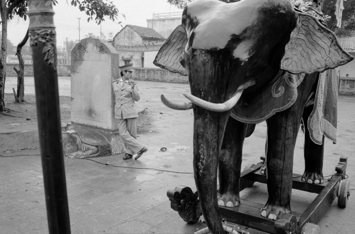Hội đền Đồng Nhân ở Hà Nội, 2/3/1990. Ảnh: Magnumphotos.com