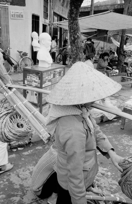 Một góc phố Hà Nội, 26/2/1990. Ảnh: Magnumphotos.com