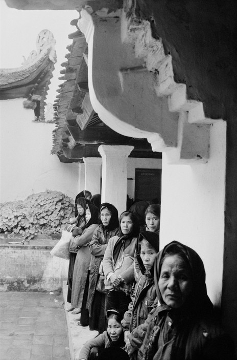 Hội đền Đồng Nhân ở Hà Nội, 2/3/1990. Ảnh: Magnumphotos.com