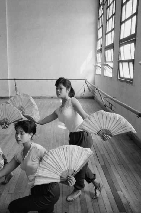 Một buổi tập trong trường múa, 23/3/1990. Ảnh: Magnumphotos.com