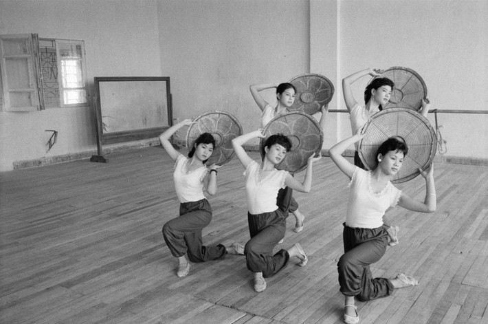 Một buổi tập trong trường múa, 23/3/1990. Ảnh: Magnumphotos.com