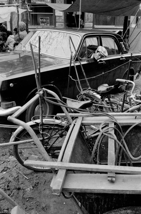 Xe hơi vào phố cổ, 25/2/1990. Ảnh: Magnumphotos.com