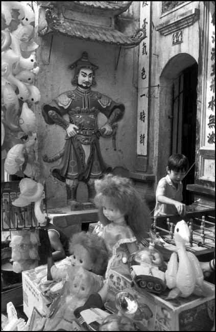 Sạp bán đồ chơi bên ngoài đền Xuân Yên, số 44 Hàng Cân, 21/3/1990. Ảnh: Magnumphotos.com