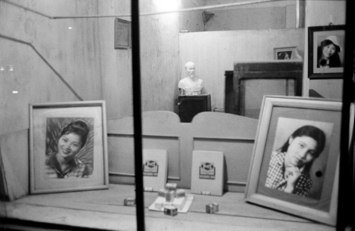 Bên ngoài một tiệm ảnh, 11/3/1990. Ảnh: Magnumphotos.com