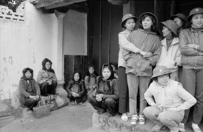 Hội đền Đồng Nhân ở Hà Nội, 2/3/1990. Ảnh: Magnumphotos.com