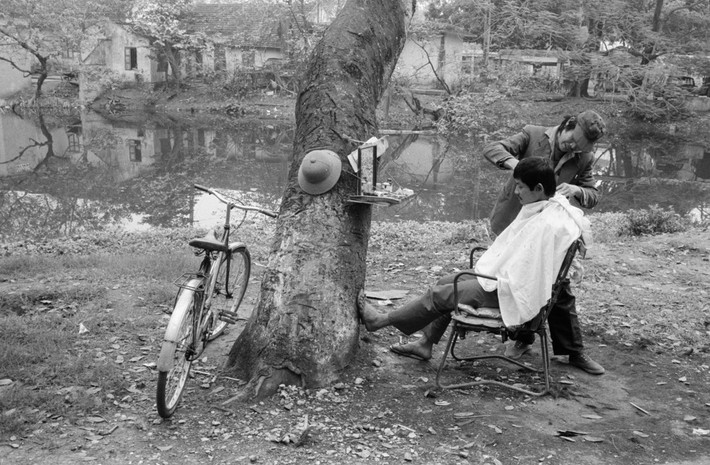 Tiệm cắt tóc ven hồ Thiền Quang, 10/3/1990. Ảnh: Magnumphotos.com