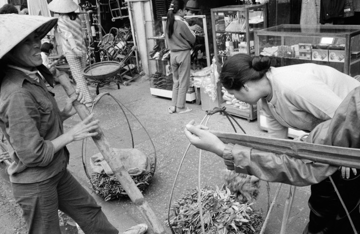 Gánh rau trên phố, 11/3/1990. Ảnh: Magnumphotos.com