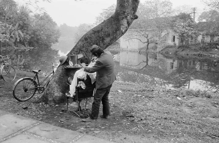 Tiệm cắt tóc ven hồ Thiền Quang, 10/3/1990. Ảnh: Magnumphotos.com