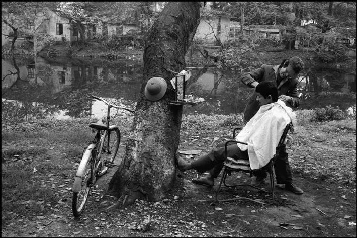 Tiệm cắt tóc ven hồ Thiền Quang, 10/3/1990. Ảnh: Magnumphotos.com