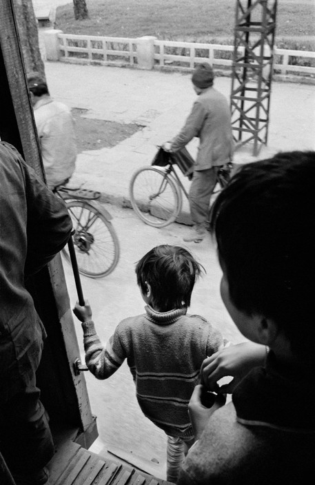 Cậu bé nhảy tàu điện, 2/3/1990. Ảnh: Magnumphotos.com