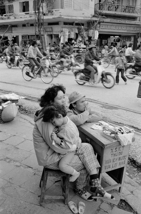 Một góc phố Hàng Đào, 25/2/1990. Ảnh: Magnumphotos.com