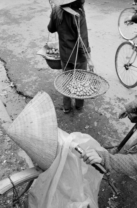 Gánh hàng nhỏ và những chiếc xe đạp, 26/2/1990. Ảnh: Magnumphotos.com