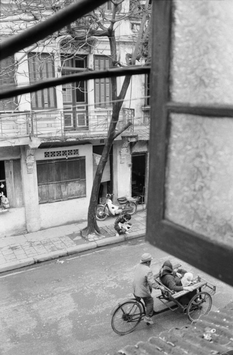 Khung cảnh nhìn từ nhà hàng chả cá nổi tiếng ở số 14 Chả Cá, 9/3/1990. Ảnh: Magnumphotos.com