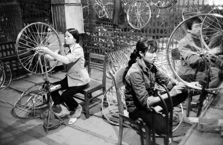 Bên trong nhà máy xe đạp Viha, 12/3/1990. Ảnh: Magnumphotos.com