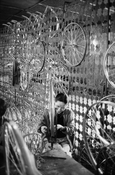 Bên trong nhà máy xe đạp Viha (tòa nhà cũ của hãng xe hơi Citroen), 12/3/1990. Ảnh: Magnumphotos.com