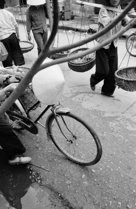 Những gánh hàng rong, 12/3/1990. Ảnh: Magnumphotos.com