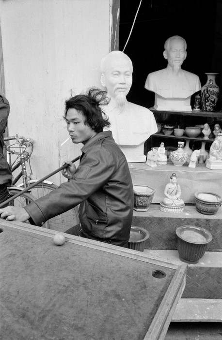 Bên ngoài một cửa hàng bán đồ gốm sứ, 25/2/1990. Ảnh: Magnumphotos.com