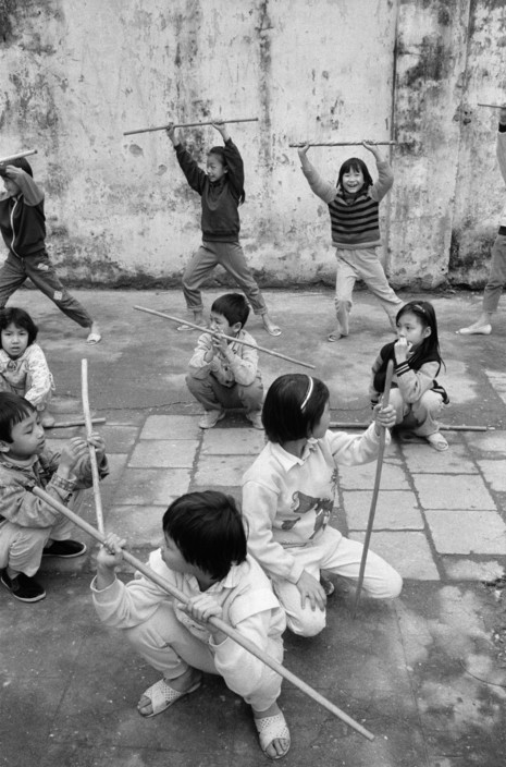 Giờ thể dục ở một trường tiểu học, 10/3/1990. Ảnh: Magnumphotos.com