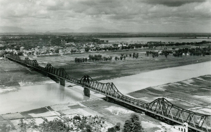 Cầu Long Biên thập niên 1950. Ảnh: Aavh.org
