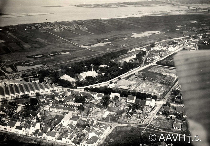 Một góc ảnh khác về khu vực Yên Phụ, phía Bắc Hà Nội năm 1930. Cầu Long Biên nằm ở góc phải phía trên. Ảnh: Aavh.org