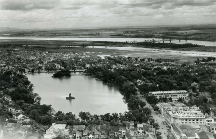 Hồ Hoàn Kiếm thập niên 1950. Ảnh: Aavh.org