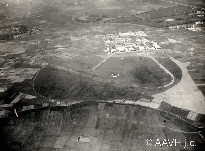 Sân bay Bạch Mai và khu vực lân cận năm 1932. Ảnh: Aavh.org