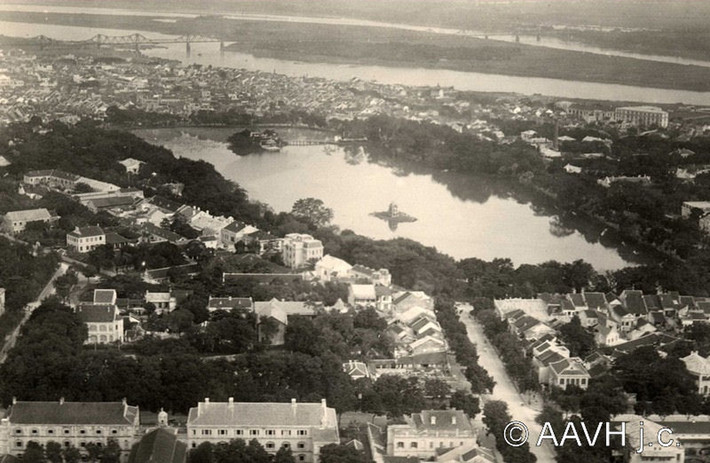 Hồ Hoàn Kiếm năm 1930. Hình ảnh nằm trong loạt không ảnh Hà Nội thời thuộc địa do trang mạng Hiệp hội bằng hữu Huế xưa của Pháp (Aavh.org) đăng tải.