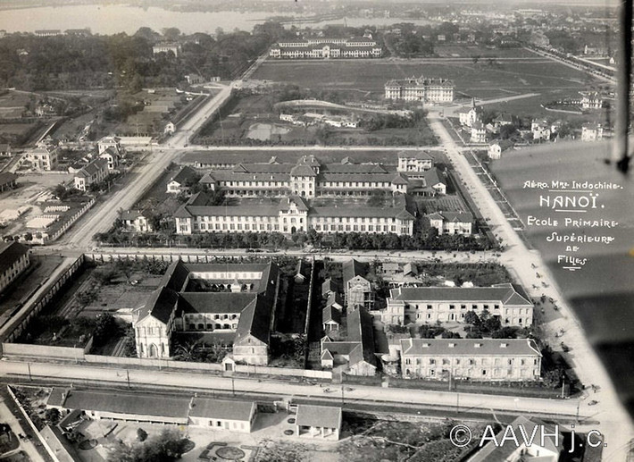 Khu vực bệnh viện Saint Paul (Xanh Pôn) năm 1930. Các trục đường ngang theo thứ tự từ dưới lên ngày nay là Nguyễn Thái Học, Trần Phú, Lê Hồng Phong. Hai trục đường dọc từ trái sang phải nay là đường Hùng Vương và Chu Văn An. Khu nhà chính giữa bức ảnh là trụ sở Bộ Tư pháp hiện tại. Ảnh: Aavh.org
