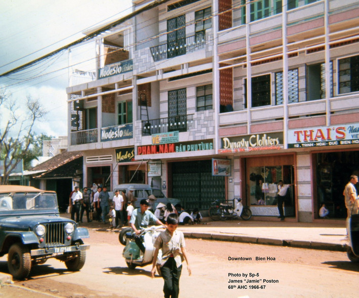 Dãy cửa hàng thời trang trên đường Trịnh Hoài Đức.