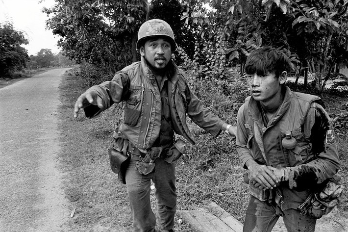 Một sĩ quan Sài Gòn bên người lính bị thương ở Quốc lộ 13. Ảnh: Magnumphotos.com