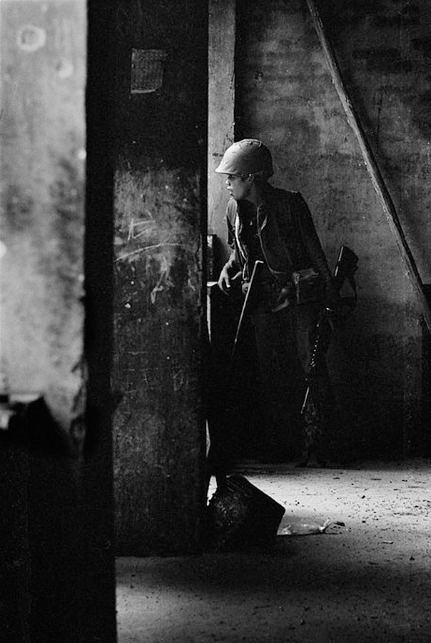 Lính Sài Gòn cảnh giới trong một khu nhà bỏ không bên Quốc lộ 13. Ảnh: Magnumphotos.com