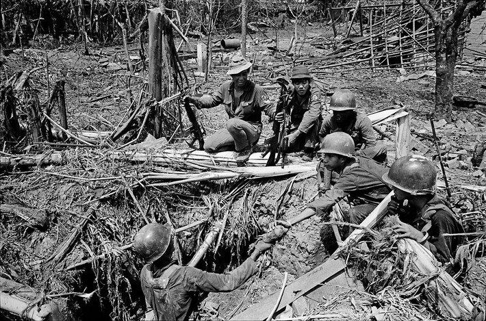 Lính Sài Gòn kiểm tra một khu hầm ngầm của quân Giải phóng gần Quốc lộ 13. Ảnh: Magnumphotos.com
